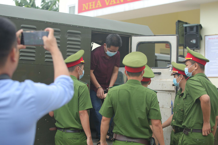 Hàng trăm người dân Bắc Ninh kéo đến xem xét xử chủ quán nướng bắt khách quỳ xin lỗi vì dám 'bóc phốt' đồ ăn có sán Ảnh 7