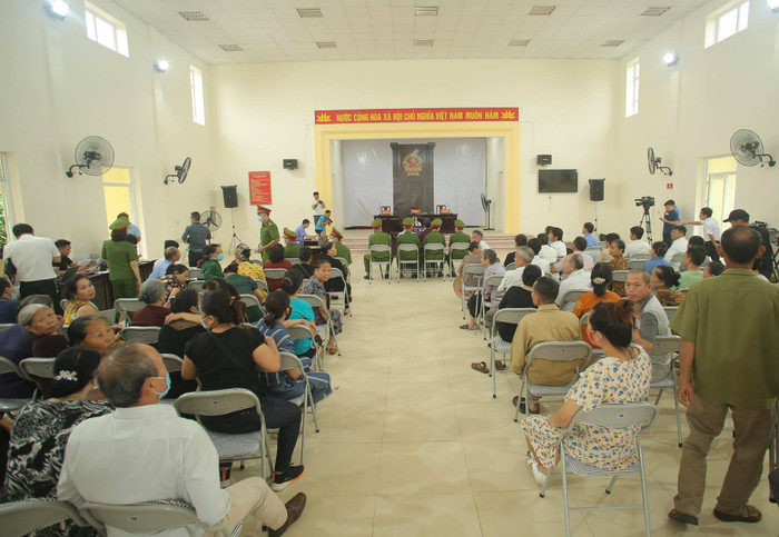 Phiên xét xử diễn ra được công an chốt trực nghiêm ngặt.