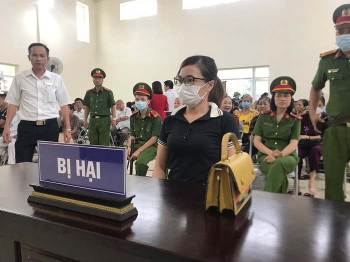 Chị Hiền có mặt tại toà với tư cách bị hại.