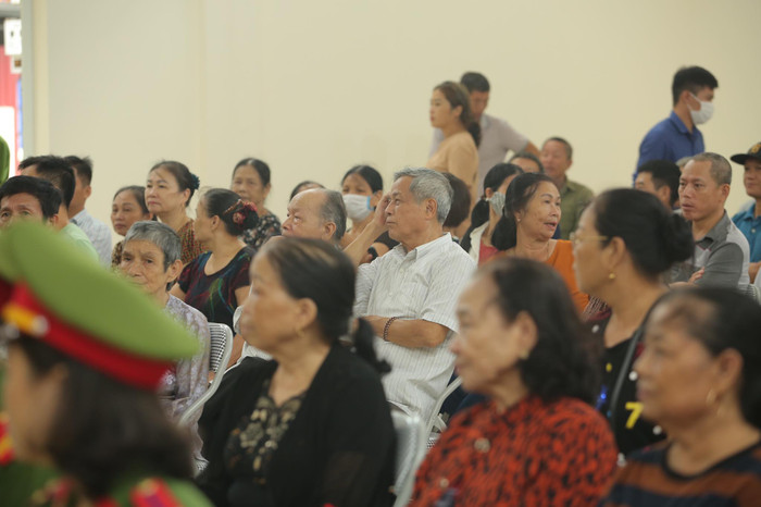 Hàng trăm người dân Bắc Ninh kéo đến xem xét xử chủ quán nướng bắt khách quỳ xin lỗi vì dám 'bóc phốt' đồ ăn có sán Ảnh 5