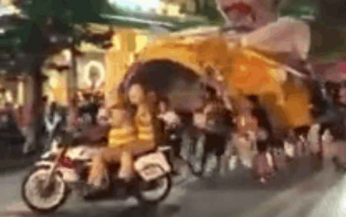 Clip: Nhóm thanh thiếu niên úp đầu lân khổng lồ lên xe của lực lượng CSGT rồi bỏ chạy tán loạn Ảnh 2