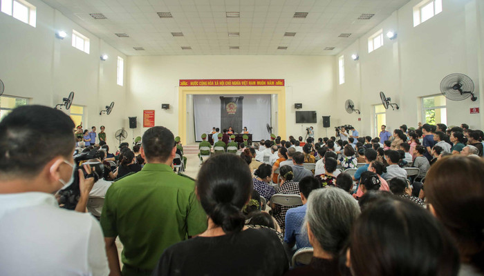 Rất đông người dân theo dõi phiên toà.