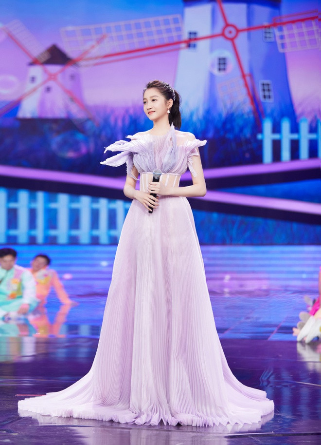 Quan Hiểu Đồng phủ mình với  bộ váy tím ngọt ngào với phần ngực tua rua như một búp hoa 