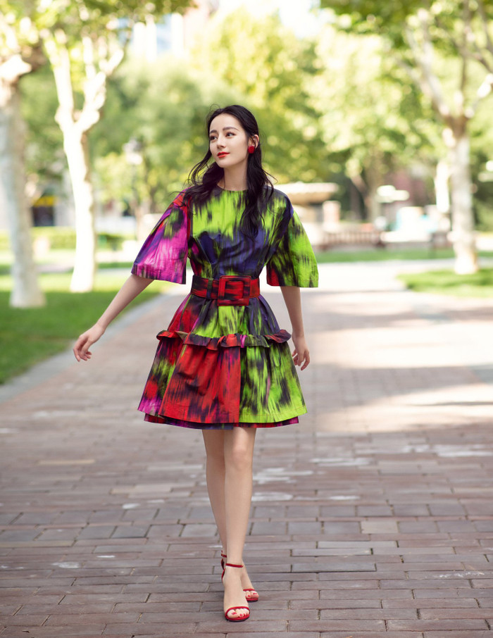 Trong hình ảnh mới nhất của mỹ nhân Tân Cương, cô nàng diện bộ váy sặc sỡ để tham gia một sự kiện trang trọng trên truyền hình chung với nhiều dàn mỹ nhân Cbiz 