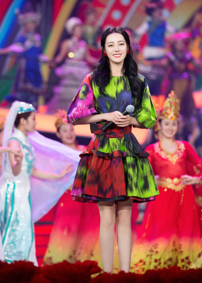 Kiểu váy có gam màu quá nổi  có gam màu loang lổ với tone đỏ và xanh chuối, form váy không tôn lên được sắc vóc của Nhiệt Ba