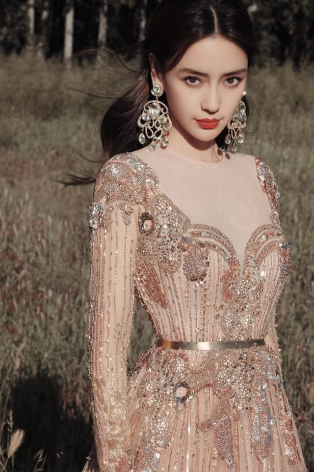 Angelababy đẹp tựa nữ thần nhất trong dàn mỹ nhân xuất hiện tại sự kiện trên sân khấu vừa qua vối bộ váy màu be đính đá lấp lánh từ trên xuống 