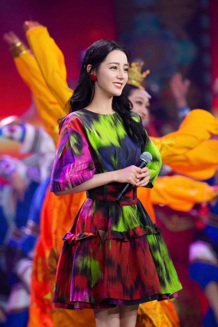 Thậm chí thiết kế xếp ly lùm xùm này nhìn Địch Lệ Nhiệt Ba trông như cái lồng đèn dù nhan sắc đã cứu cô lại phần nào trên sân khấu 