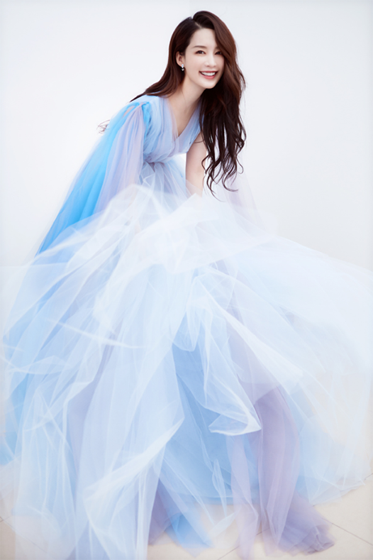 Lý Thấm đep thanh khiết trong kiểu váy vải tuyn pastel xanh da trời