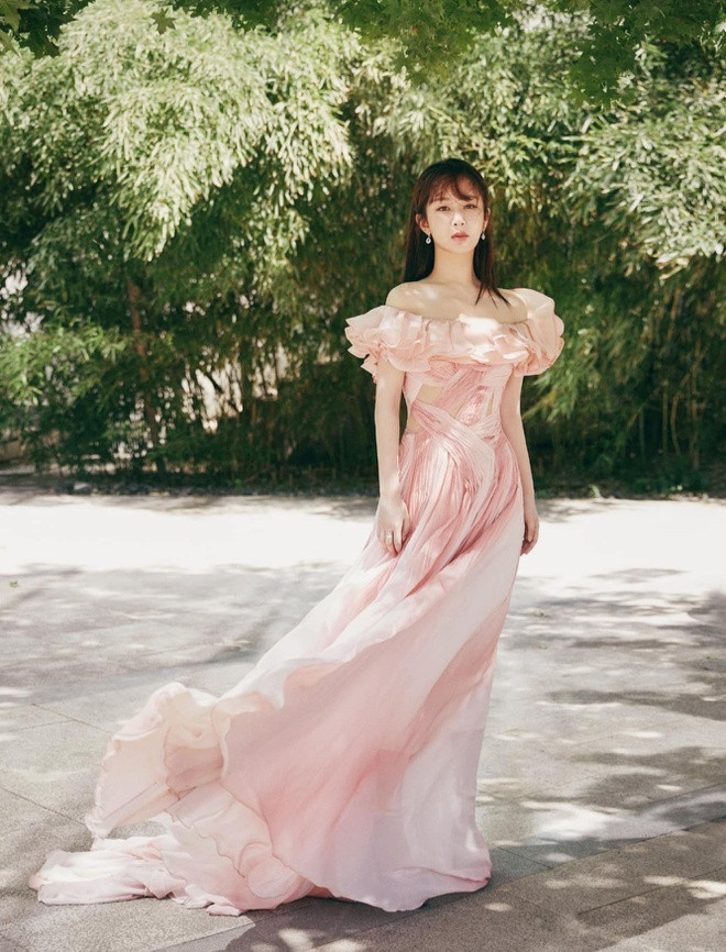 Hình ảnh chụp được chỉnh photoshop của Dương Tử khi diện bộ váy của Công Trí trước khi đến sự kiện của một chương trình