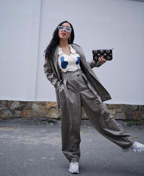 Châu Bùi mang đến set đồ thú vị khi mix blazer, quần ống rộng cùng croptop có form dáng lạ mắt. Cô nàng tăng độ thời thượng bằng mẫu túi Louis Vuitton đang cầm trên tay. 