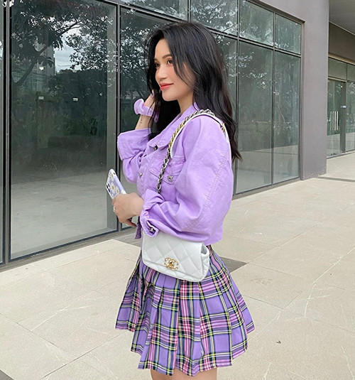 Sĩ Thanh ngọt ngào cùng cả set đồ tông tím. Chân váy ngắn xếp pli mang đến sự trẻ trung, theo style học đường. 