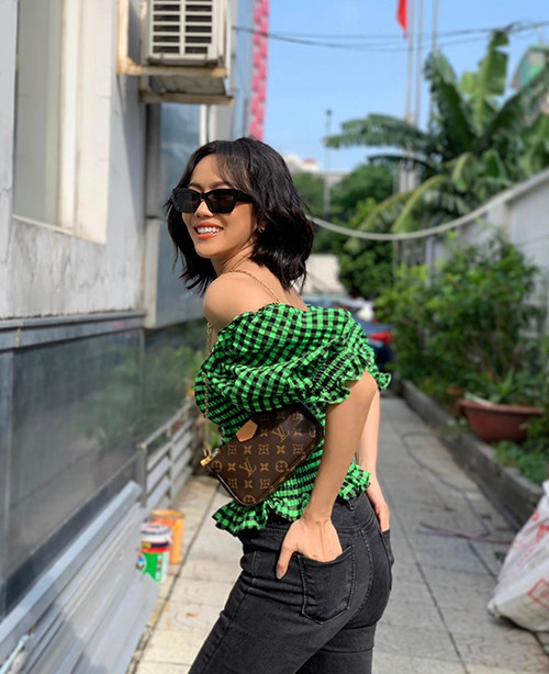 Diệu Nhi lại thời thượng vô cùng với áo croptop trễ vai. Thời gian gần đây, cô nàng có sự thăng hạng vượt bậc trong gout thời trang, thẩm mỹ. 