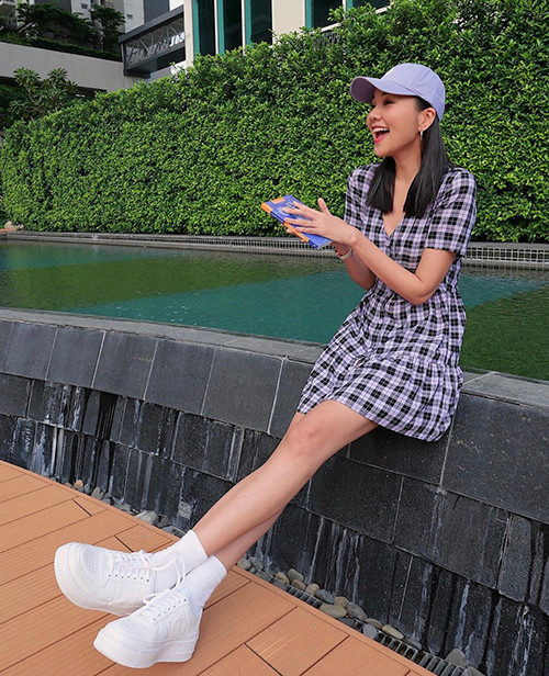 Trái lại, Thanh Hằng lại 'hack tuổi' với mẫu váy ca rô cực kỳ dễ mặc. Giày trắng sáng màu, mũ lưỡi trai trông đơn giản mà lại cực kỳ phù hợp. 