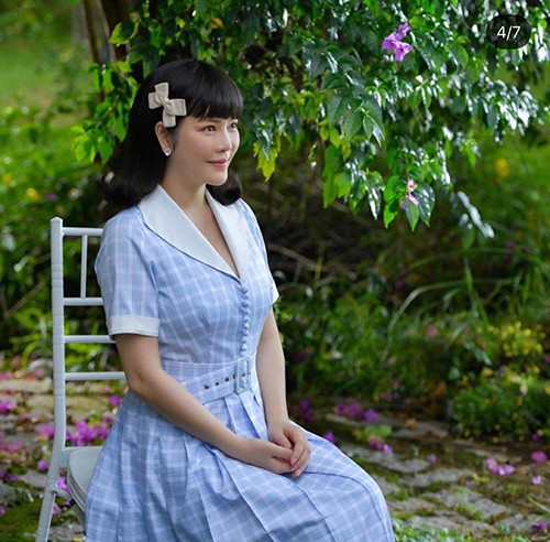Lý Nhã Kỳ hóa nàng tiểu thư cổ điển, đẹp đài các. Một điểm cộng cho người đẹp là cách làm tóc, sử dụng phụ kiện cực kỳ phù hợp với tổng thể trang phục. 