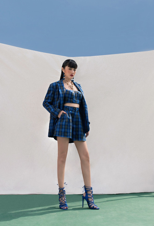 Rima Thanh Vy tỏa sáng cùng sắc xanh nổi bật, on trend. 