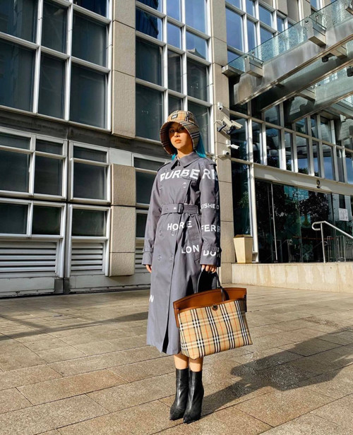 Áo và túi đồng điệu là cách Quỳnh Anh Shyn chọn khi theo đuổi kiểu phối đồ này. 