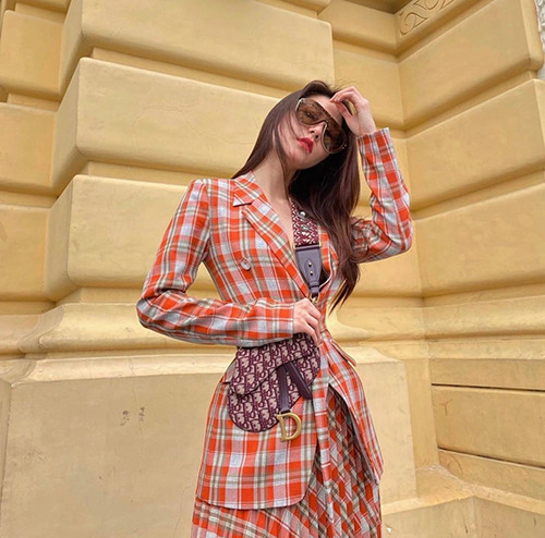 Diễm My 9X lại mặc cả cây áo và váy đồng chất liệu, chiếc túi Dior đắt giá làm điểm nhấn. 