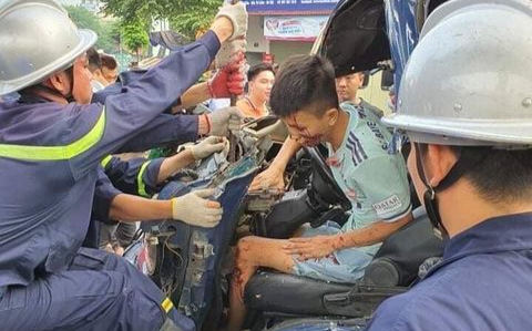 Cảnh sát điều 3 xe chuyên dụng cưa cabin cứu tài xế 29 tuổi mắc kẹt đi bệnh viện cấp cứu Ảnh 2