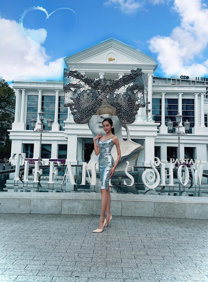 Chiếc váy bó ôm sát, khoe triệt để dáng hình người mặc. 