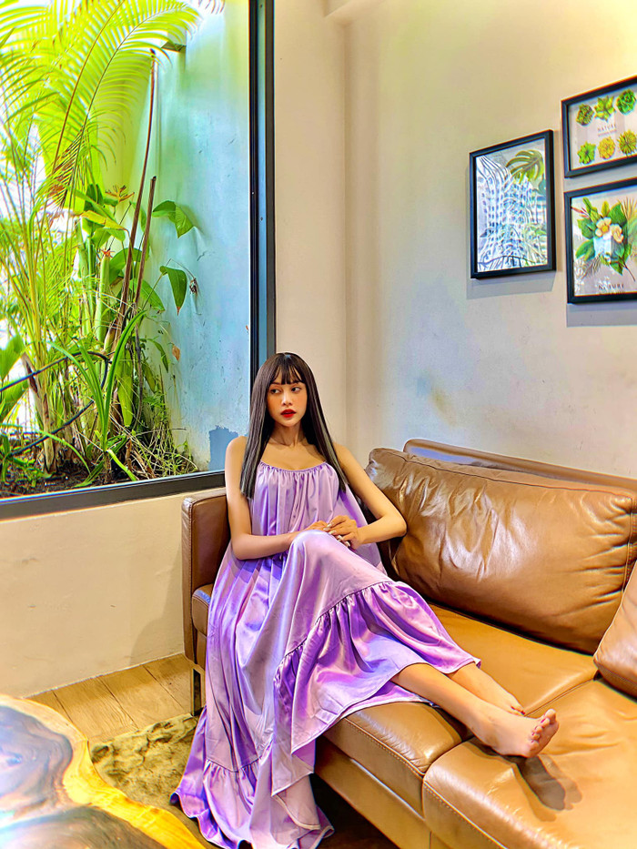 Nét đẹp nhẹ nhàng, tao nhã được tôn vinh cùng váy xòe suông rộng, mái tóc dài. 