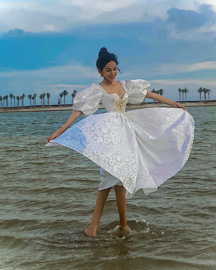 Đầm trắng tung bay tha thướt nơi biển khơi. 