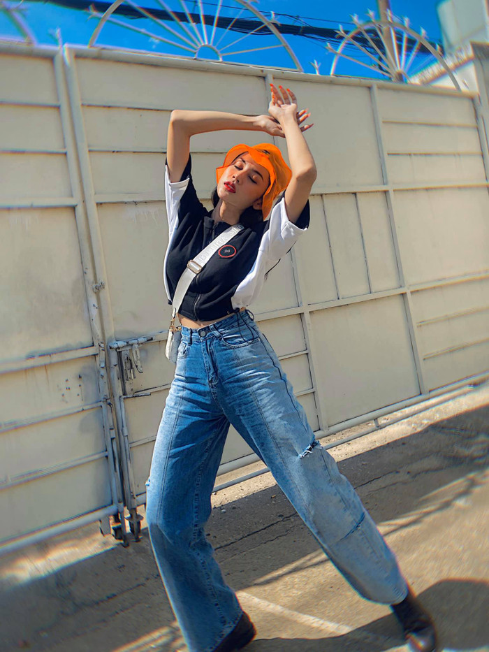 Croptop cùng quần jeans ống rộng khoe chân dài, eo thon. 