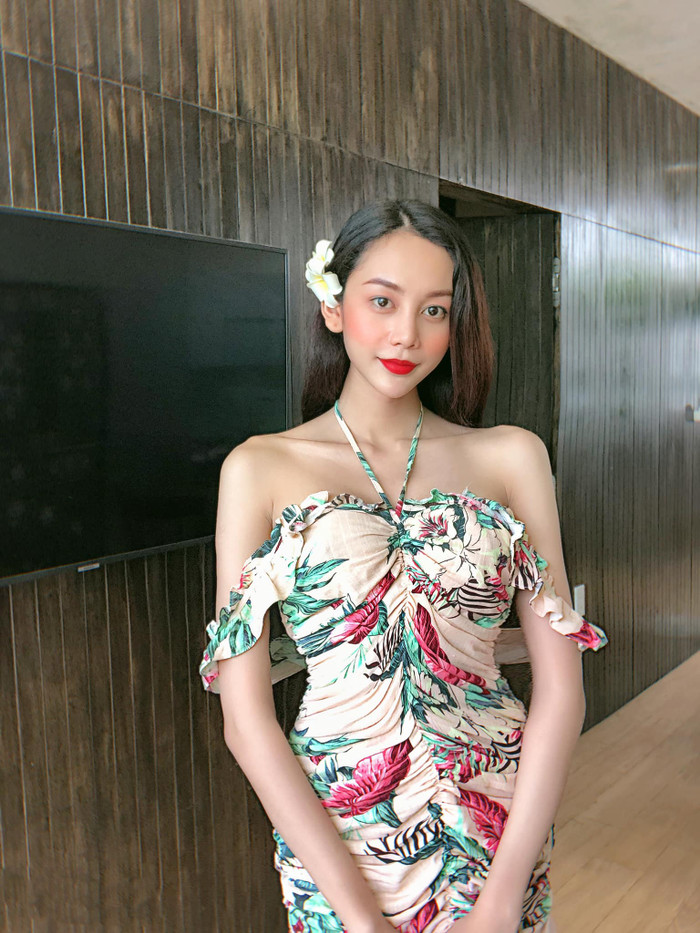 Khi cần lại hóa cô nàng ngọt ngào cùng váy hoa. 