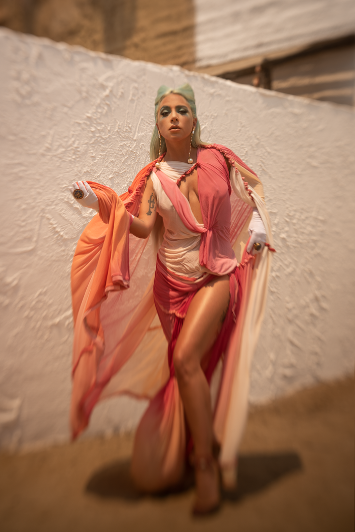 Lady Gaga trong MV “911”