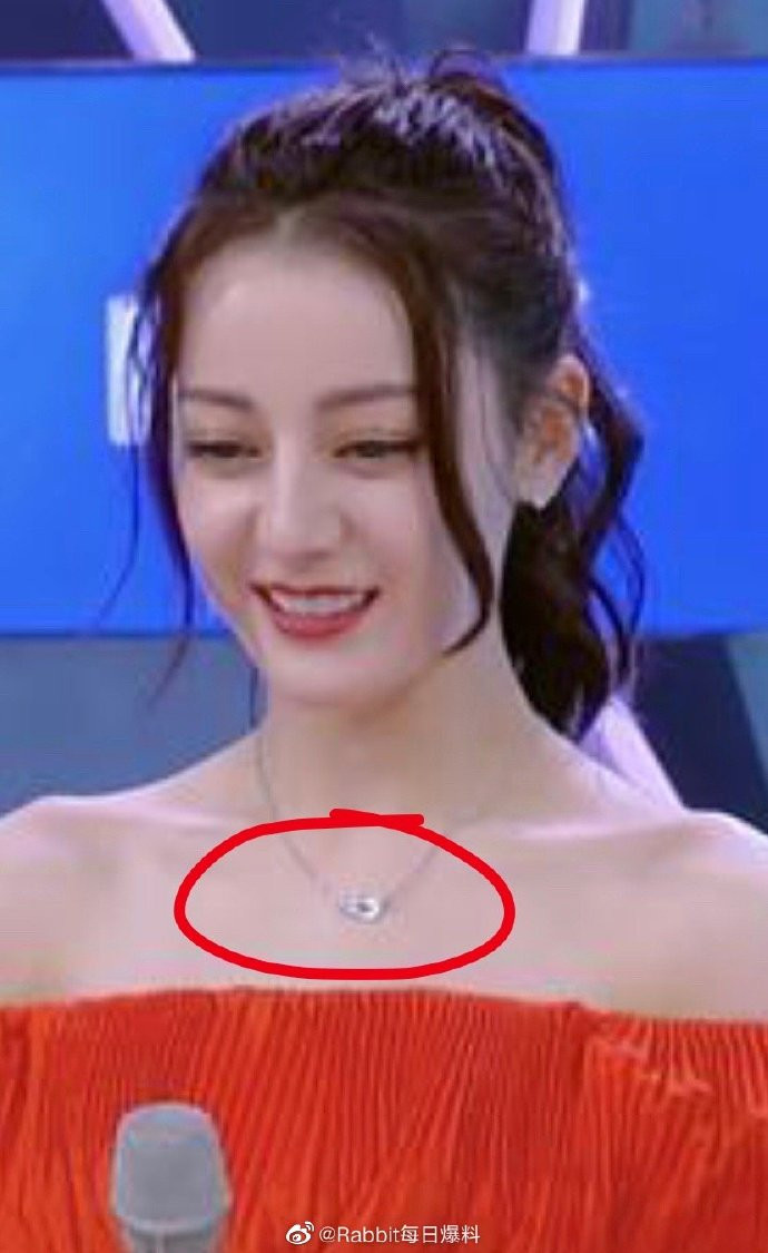 Hoàng Cảnh Du - Địch Lệ Nhiệt Ba tiếp tục bị đồn quen nhau chỉ vì hành động nhỏ nhặt Ảnh 9