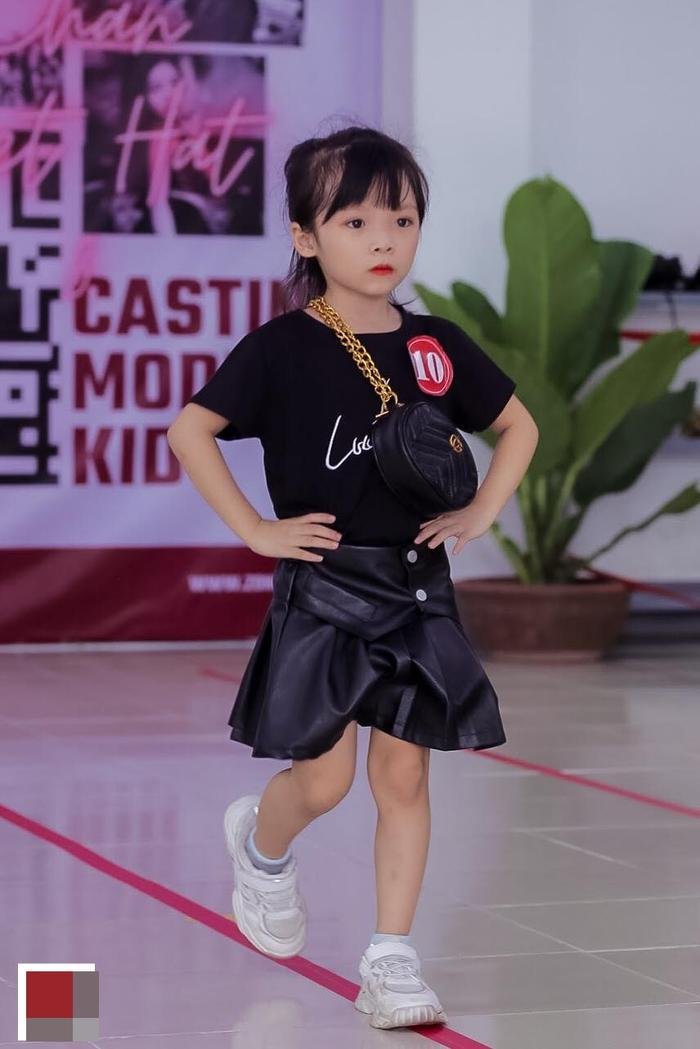 Mẫu nhí diện quần xẻ, thả dáng catwalk cực yêu casting show thời trang Ảnh 2