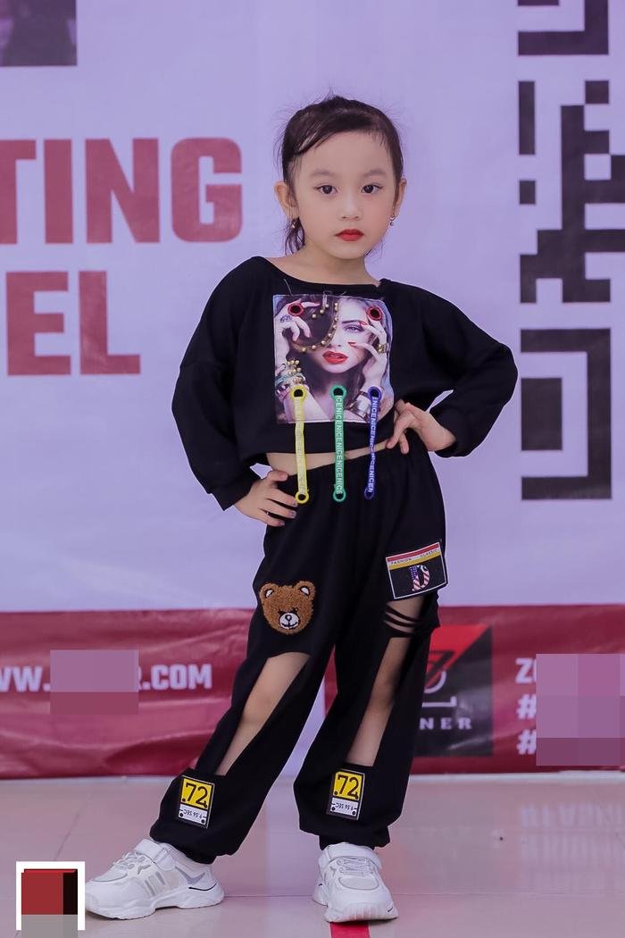 Mẫu nhí diện quần xẻ, thả dáng catwalk cực yêu casting show thời trang Ảnh 5