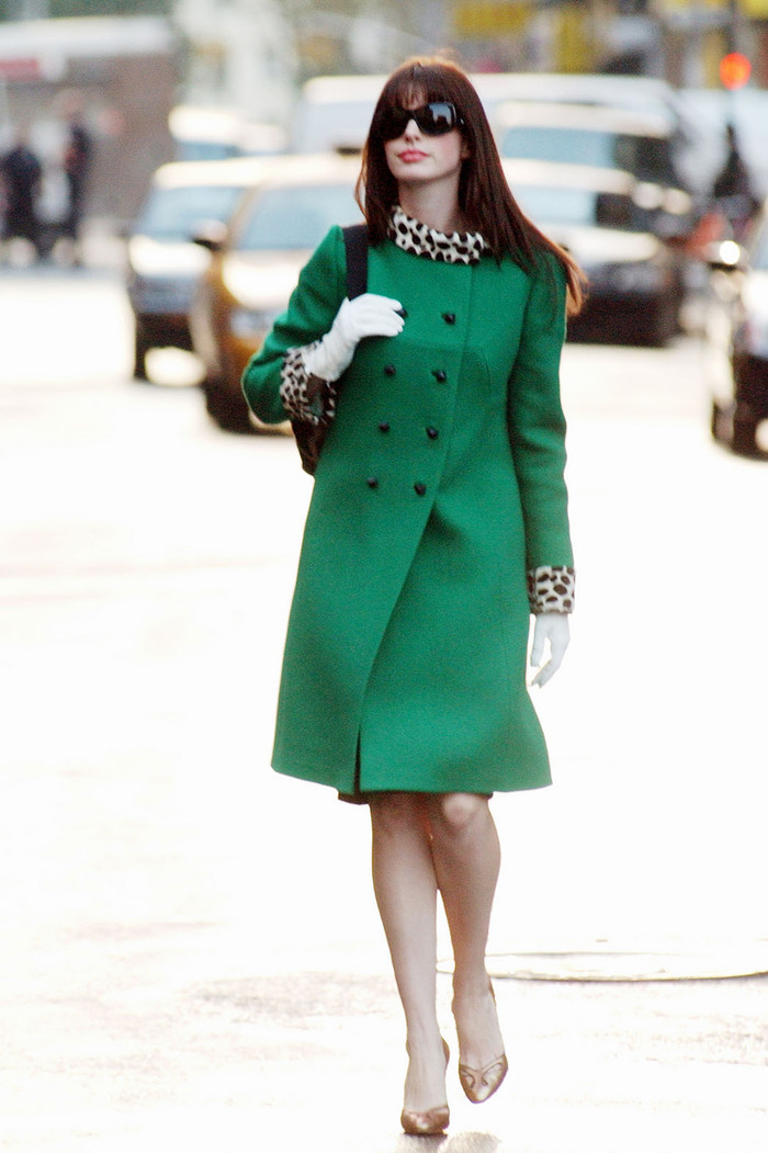 Áo măng tô xanh lá với phần tay và cổ áo nhấn nhá họa tiết da báo mix kèm đôi cao gót Giuseppe Zanotti và phụ kiện kính mát đen của Chanel