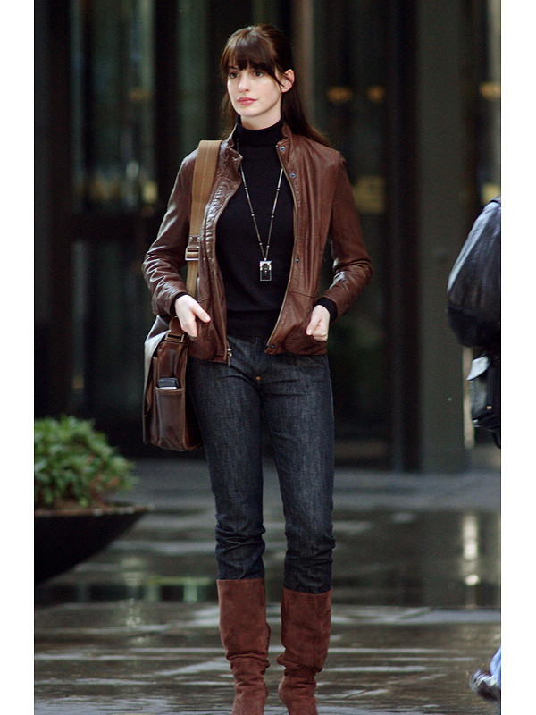 Những hình ảnh streetstyle từ trang phục nữ tính đến cool ngầu được Anne Hathaway chinh phục dễ dàng, cô phối phụ kiện và quần áo vô cùng tiết chế không quá rườm rà