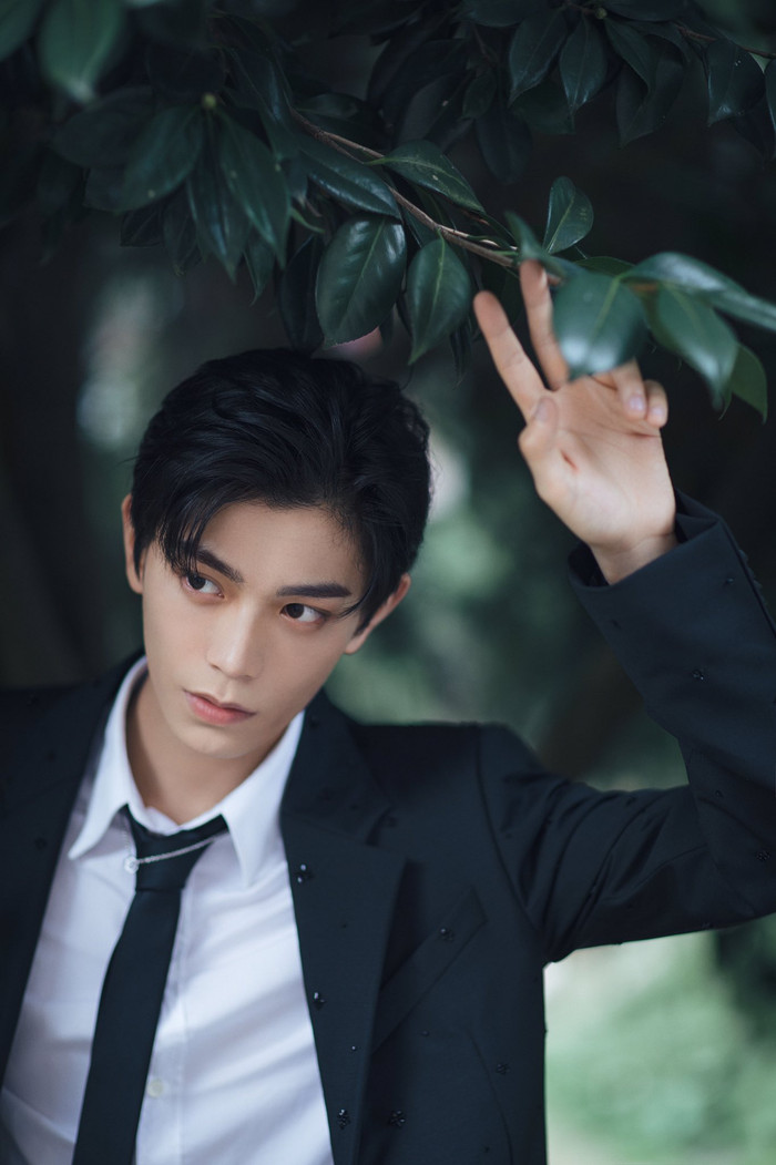 Ảnh hậu trường 'Khúc biến tấu ánh trăng: Đinh Vũ Hề như trở thành 'anh da đen' khi đứng kế Ngu Thư Hân Ảnh 9