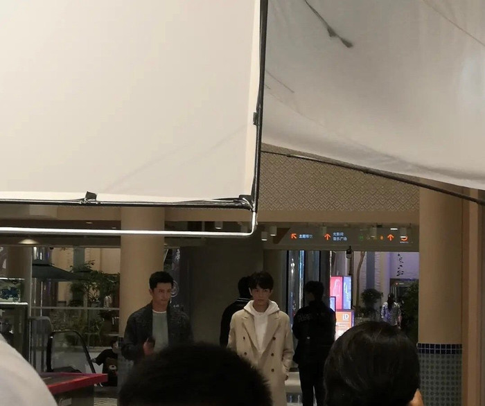 Ảnh hậu trường 'Khúc biến tấu ánh trăng: Đinh Vũ Hề như trở thành 'anh da đen' khi đứng kế Ngu Thư Hân Ảnh 12