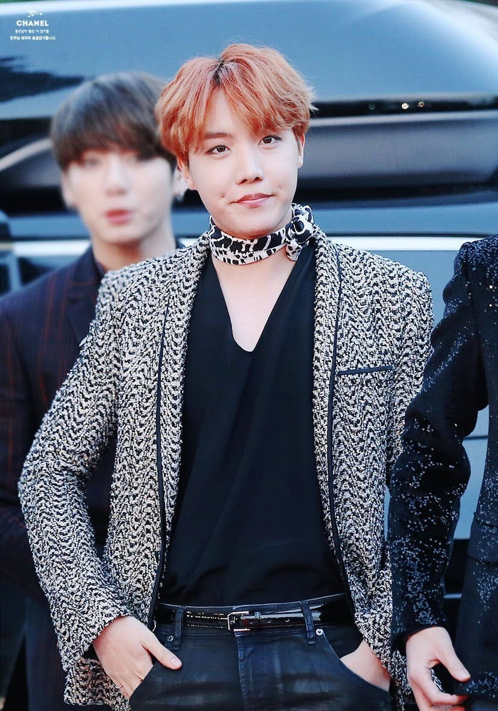 Jimin diện hanbok giá rẻ siêu lung linh - 6 lần BTS lồng lộn trong trang phục truyền thống Ảnh 3