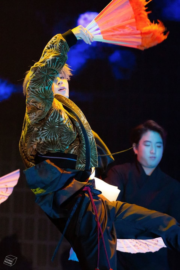 Jimin diện hanbok giá rẻ siêu lung linh - 6 lần BTS lồng lộn trong trang phục truyền thống Ảnh 25