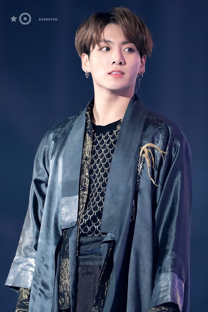 Jimin diện hanbok giá rẻ siêu lung linh - 6 lần BTS lồng lộn trong trang phục truyền thống Ảnh 11