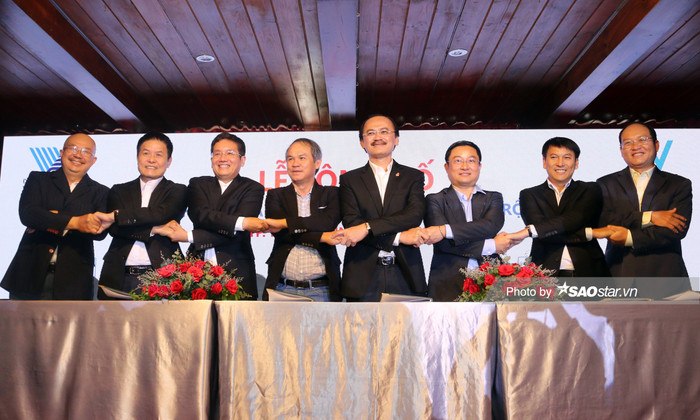 Tám ông bầu siết chặt tay và hành trình thắp sáng tinh thần yêu thể thao cho sinh viên, cũng như vì tương lai bóng đá Việt Nam.