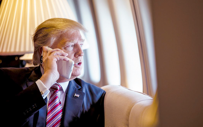 Bất ngờ với chiếc điện thoại mà Tổng thống Donald Trump đang sử dụng Ảnh 2