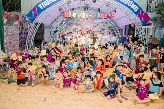 Thanh Thúy hóa 'chị Hằng', đưa hai 'chú Cuội' Cà Phê và Tết đến tổ chức Trung Thu tại mái ấp tình thương Ảnh 12