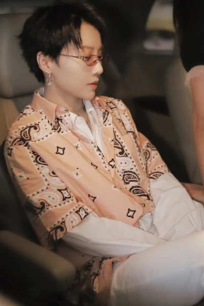 Lưu Vũ Hân xuất hiện với trang phục vô cùng giản dị khi khoác chiếc áo sơ mi phối với quần trắng, mắt kính râm màu nhạt mang đến cho người xem cảm giác gần gũi, bình dị.