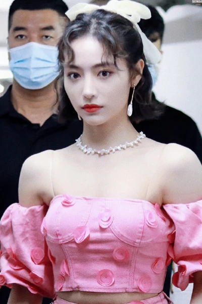 Trang phục của Hứa Giai Kỳ có phần táo bạo khi khoác lên mình chiếc áo hở vai mang đến sự phong cách, phóng khoáng hơn rất nhiều so với những tạo hình trước đây của cô nàng. 