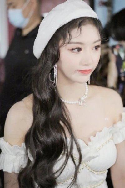 Tạo hình của Khống Tuyết Nhi trước giờ vẫn luôn là điểm thu hút nhiều ánh nhìn. Cô không những xinh đẹp mà còn toát lên sự quý phái.