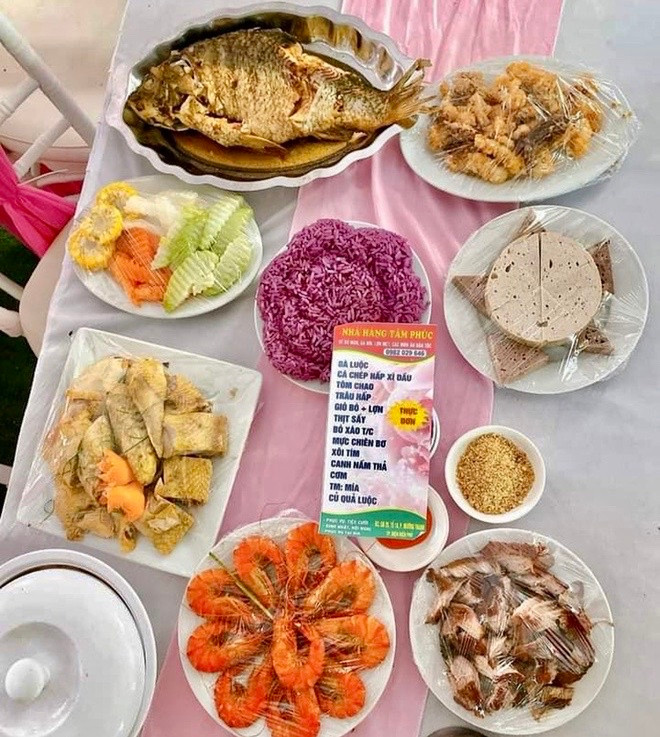 Hình ảnh mâm cỗ cưới bị khách bom.