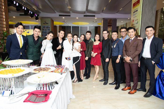 Dàn MC quyền lực của Việt Nam quy tụ đông đảo trong sự kiện kỷ niệm 20 năm cầm mic của MC Thanh Thảo.