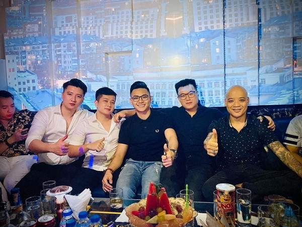 Trước đó, anh chàng cũng khiến dân tình hoang mang khi lộ ảnh phát tướng khi đi chơi cùng bạn bè