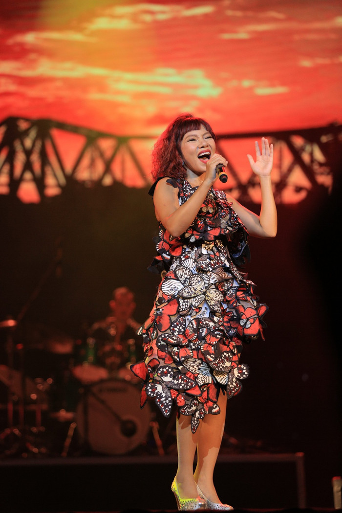 Ca sĩ Trần Thu Hà lên tiếng phủ nhận thông tin nhạc sĩ Trần Tiến bị bệnh ung thư vòm họng. 