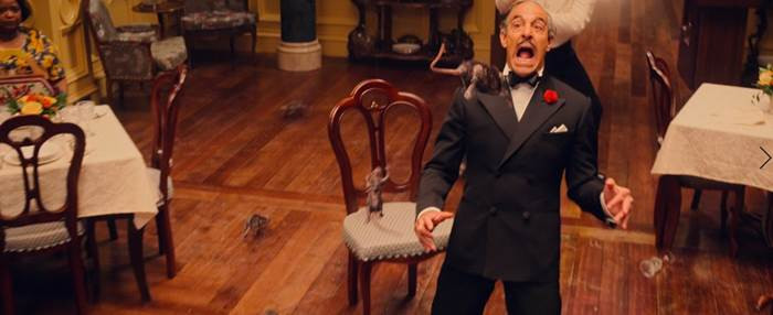 Stanley Tucci sắm vai ông Stringer - Người quản lý khách sạn nơi tổ chức hội nghị phù thủy.