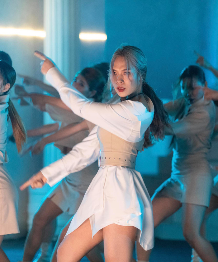 Phần vũ đạo gây tranh cãi của Mỹ Tâm trong MV mới.